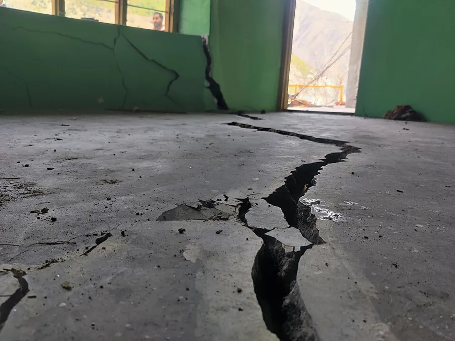 Exemple de fissures dans une maison de Thathri, hors de France